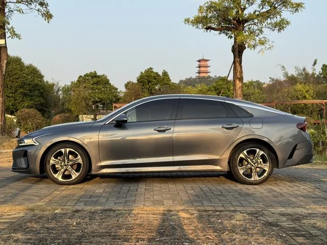 Kia K5 2023 - миниатюра 9