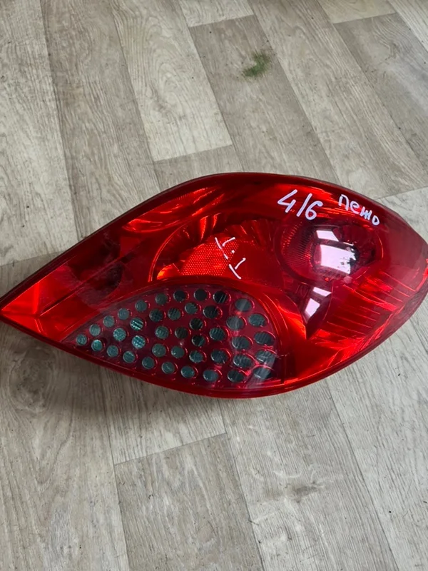 Стоп-сигнал задний правый Peugeot 207 CC 2011 - миниатюра 2