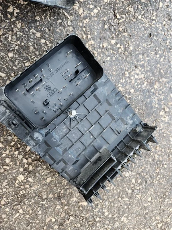 Блок предохранителей Audi A3 8P CDA 2004-2013 - миниатюра 3