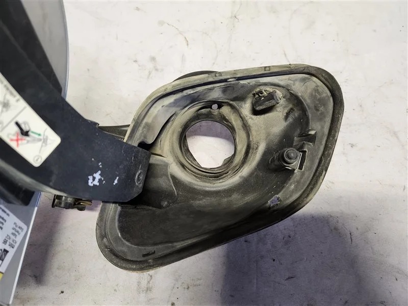 Лючок топливного бака Ford Focus 3 PNDA 2014 - миниатюра 9