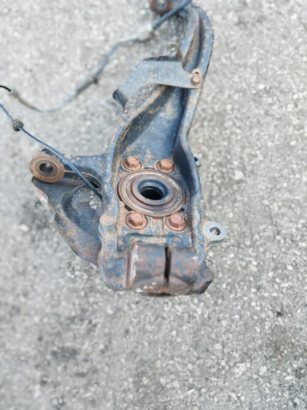 Кулак поворотный передний правый Nissan D40 1 YD25 - миниатюра 6