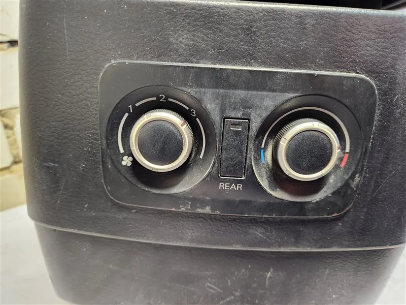 Подлокотник передний Mitsubishi Pajero 4 6G75 2010 - миниатюра 5