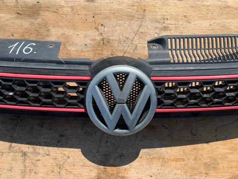Решетка радиатора Volkswagen Golf GTI 6 CCT 2010 - миниатюра 2