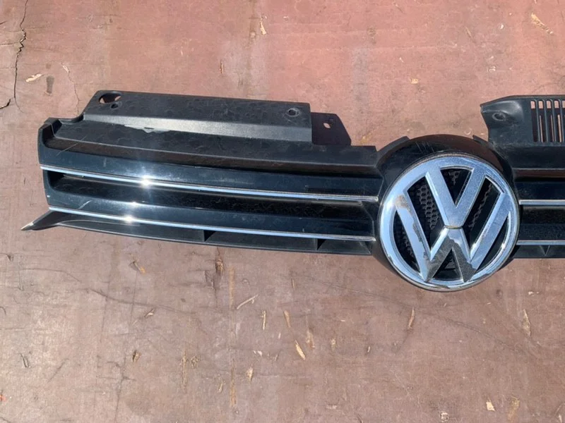 Решетка радиатора Volkswagen Golf 6 2013 - миниатюра 4