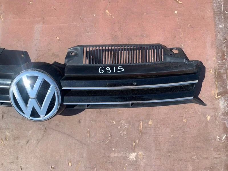 Решетка радиатора Volkswagen Golf 6 2013 - миниатюра 5