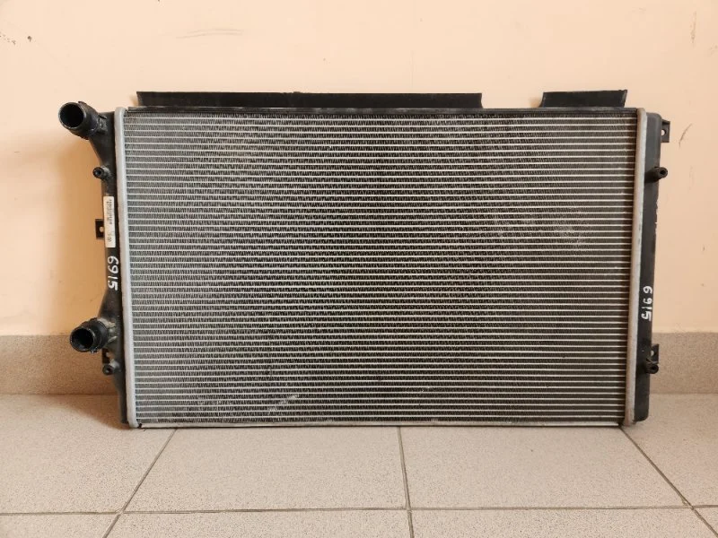 Радиатор охлаждения двигателя Volkswagen Golf 6