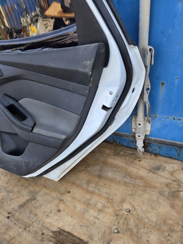 Дверь боковая задняя правая Ford Focus 3 ХЭЧБЭК - миниатюра 8