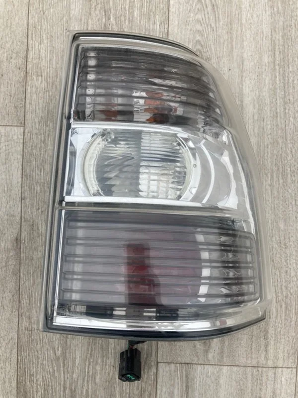Стоп-сигнал правый Mitsubishi Pajero 4 6G75 4WD - изображение 1