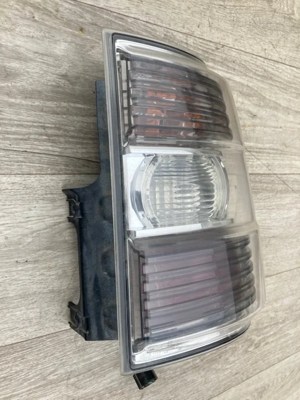 Стоп-сигнал правый Mitsubishi Pajero 4 6G75 4WD - миниатюра 3