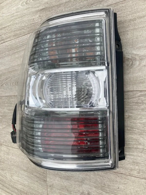 Стоп-сигнал левый Mitsubishi Pajero 4 6G75 4WD - миниатюра 3