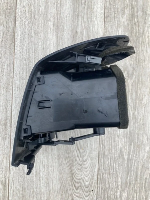Дефлектор воздушный левый Mitsubishi Pajero 4 6G75 - миниатюра 4