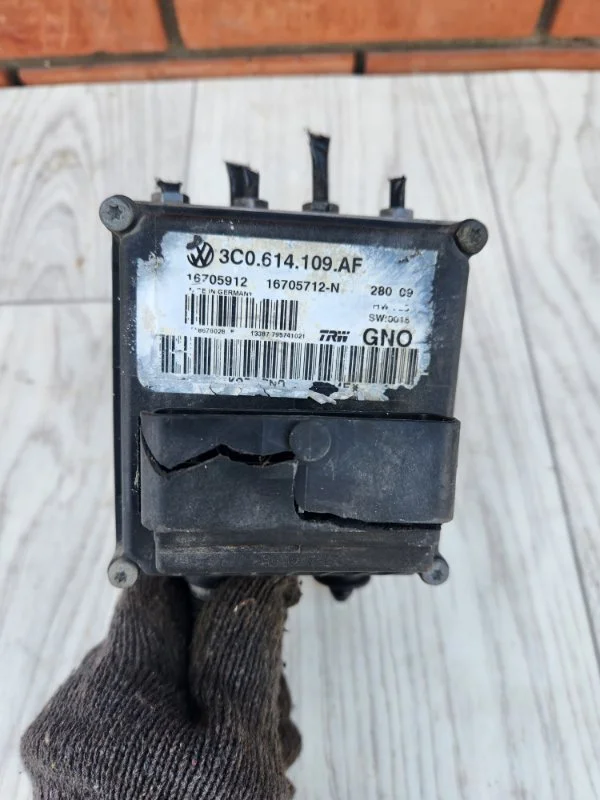 Блок ABS Volkswagen Passat B6 2.0 L 2009 - миниатюра 3