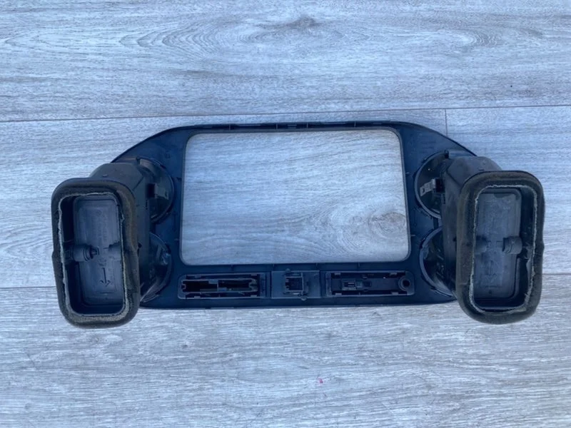 Консоль магнитофона Volkswagen tiguan 5N CAW 2.0 L - миниатюра 3