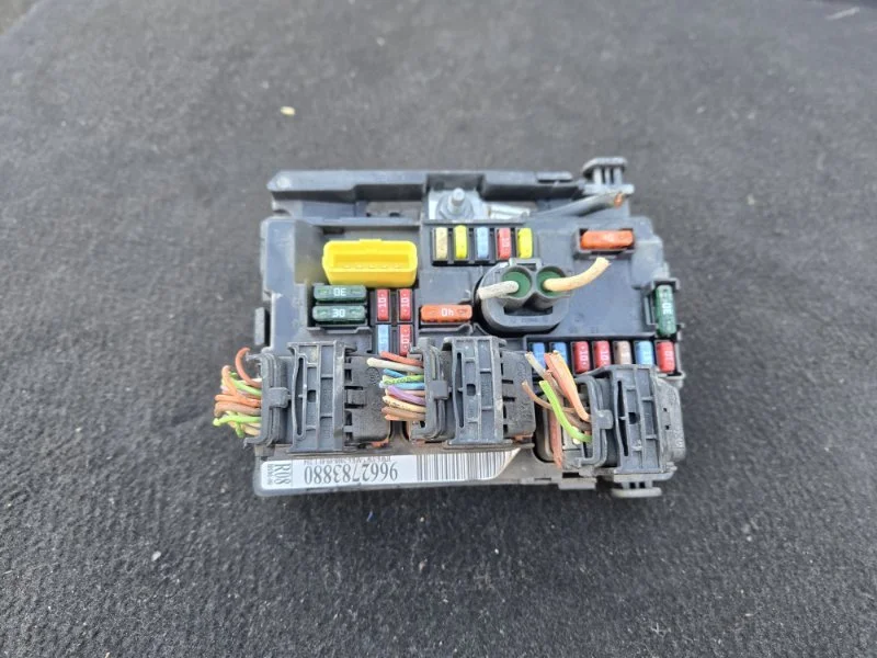 Блок предохранителей Peugeot 308 1 EP6 2012 - изображение 1