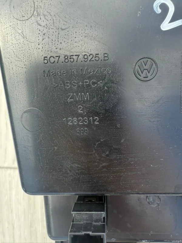 Ящик передней консоли Volkswagen jetta 6 CBU 2.5 - миниатюра 4