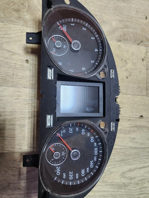 Панель приборов Volkswagen Passat B6 2.0 L 2009 - миниатюра 2