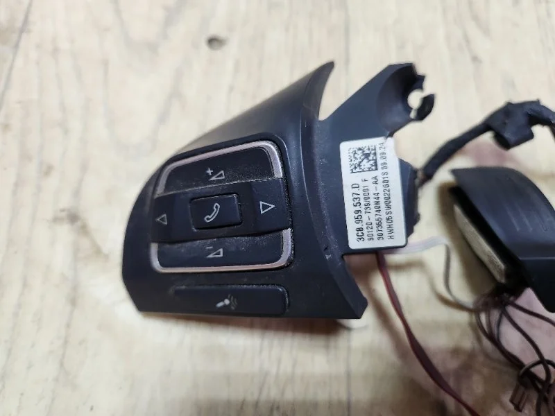 Кнопки на руль Volkswagen Passat B6 2.0 L 2009 - миниатюра 2
