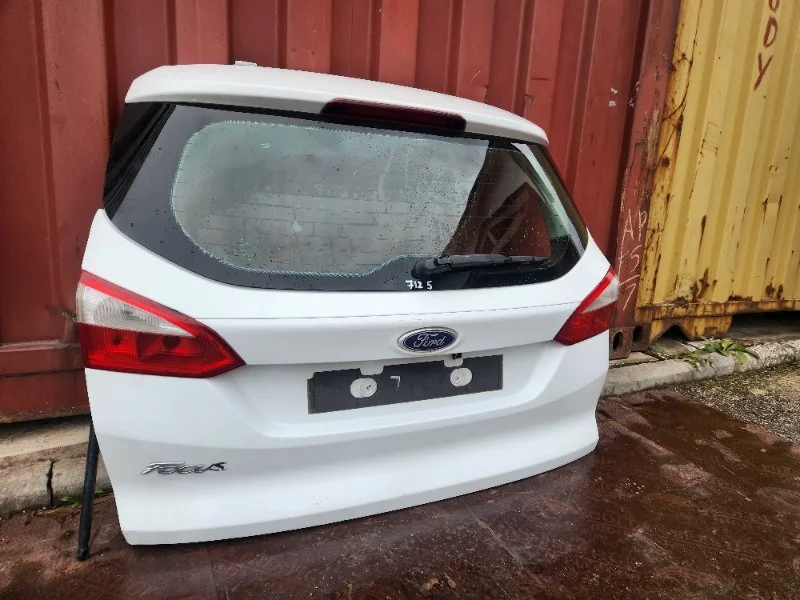 Крышка багажника Ford Focus 3 УНИВЕРСАЛ 2015 - миниатюра 4