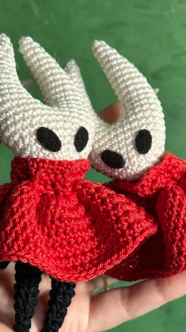 Hollow Knight Hornet вязаная игрушка - миниатюра 3