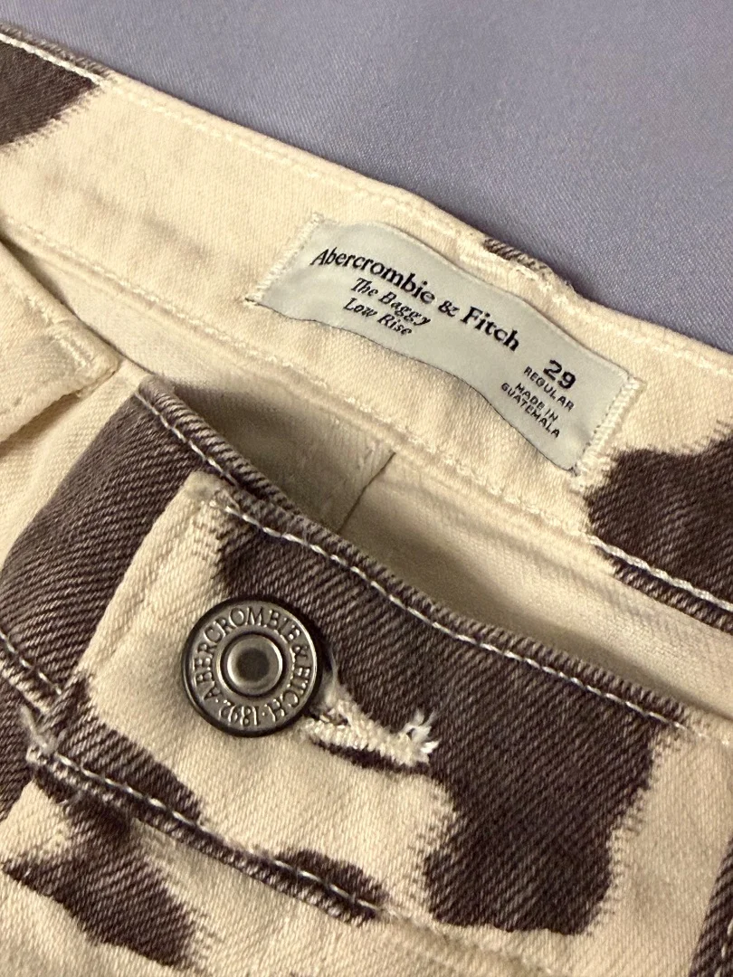 Джинсы Abercrombie&Fitch с коровьим принтом - миниатюра 3