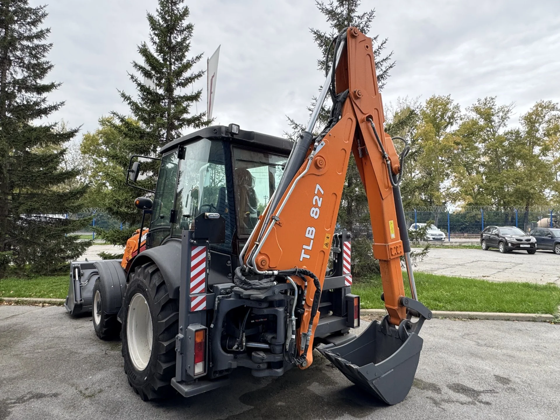 UMG TLB827, 2023 экскаватор-погрузчик - миниатюра 2