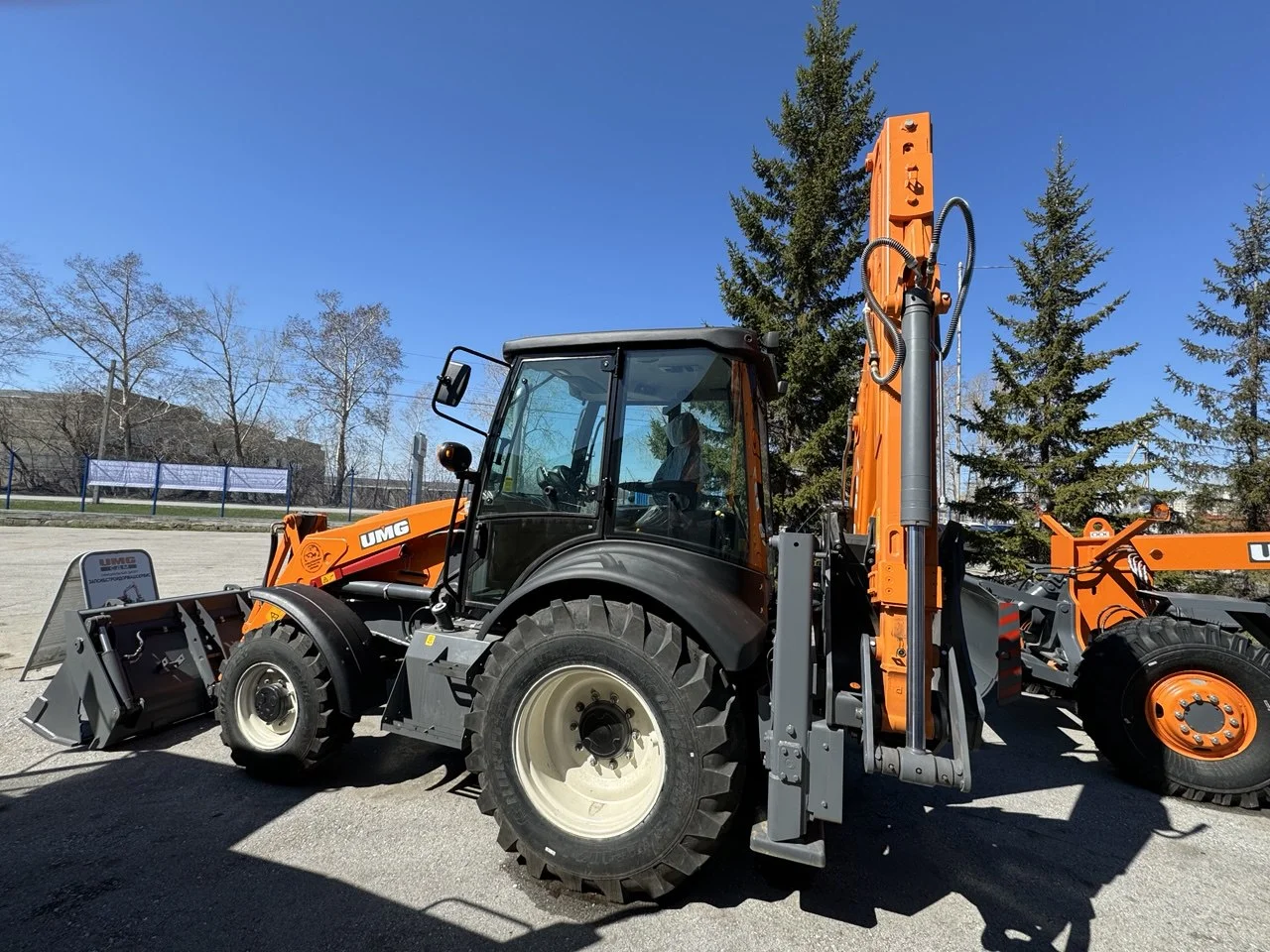 UMG TLB827, 2023 экскаватор-погрузчик - миниатюра 5
