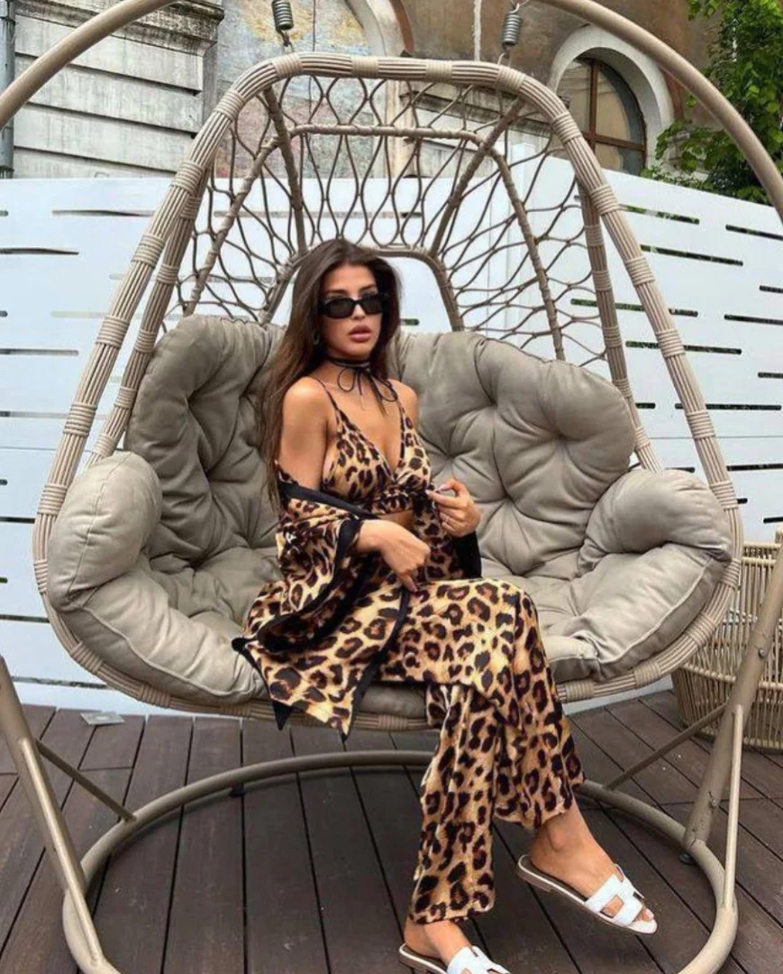 Стильный леопардовый костюм