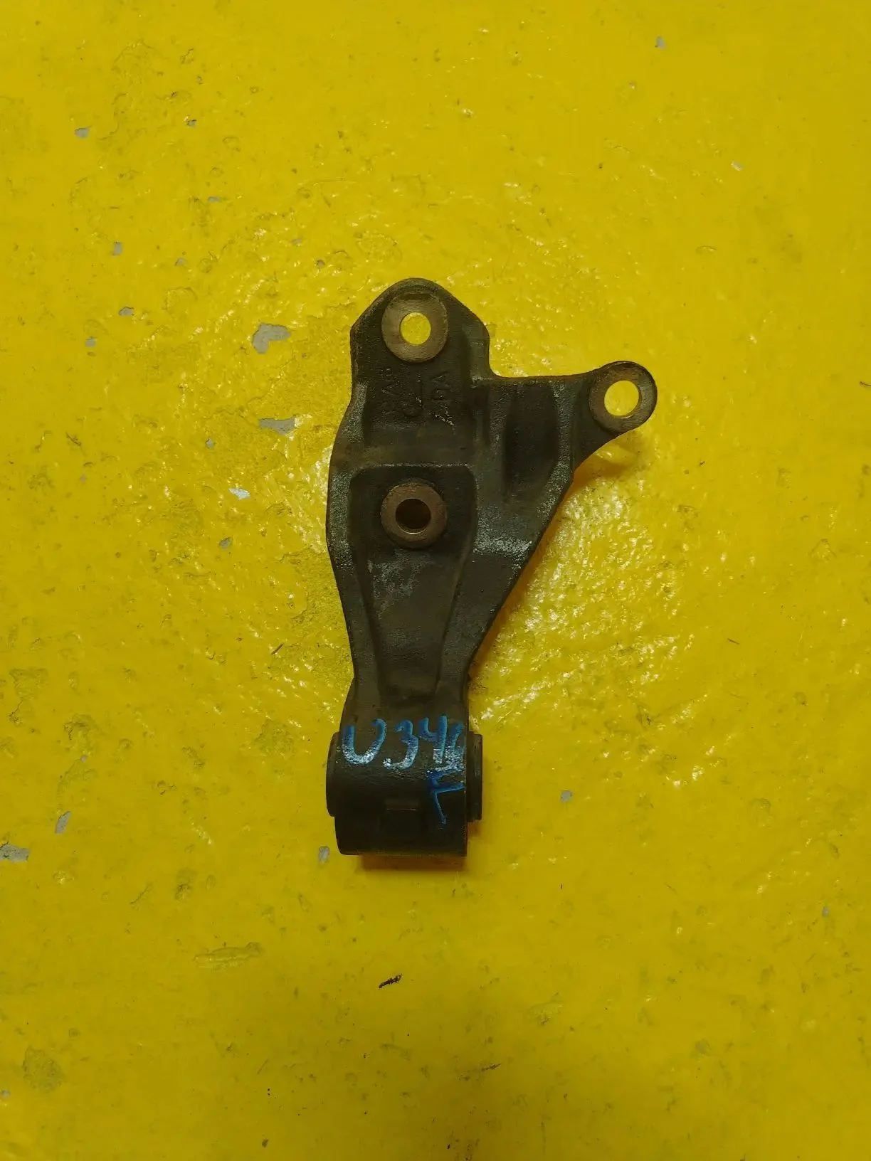 Подушка двигателя TOYOTA RACTIS кпп задняя 1236421 - изображение 1