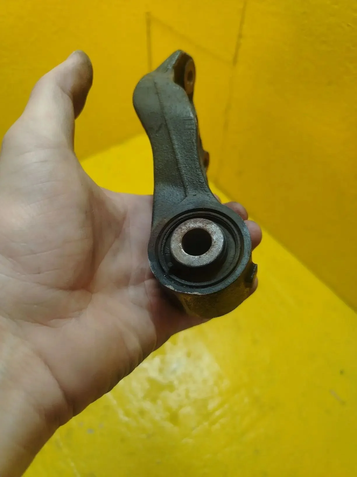 Подушка двигателя TOYOTA RACTIS кпп задняя 1236421 - миниатюра 3
