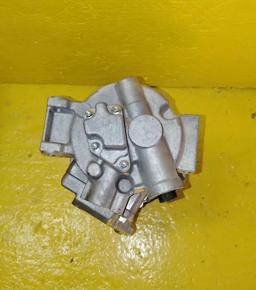 Компрессор кондиционера Toyota Corolla 1ZR-FE 2006 - миниатюра 3