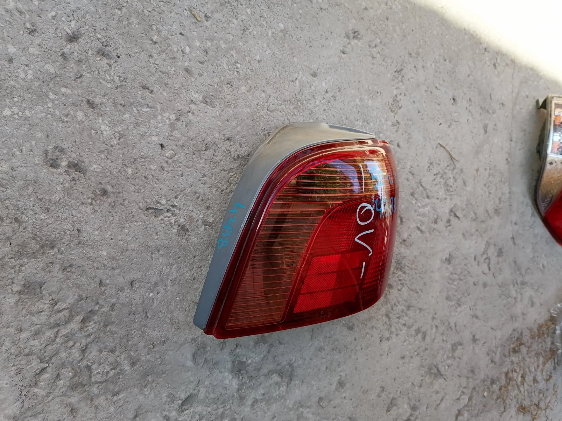Фонарь задний правый Toyota Vitz RS - миниатюра 3