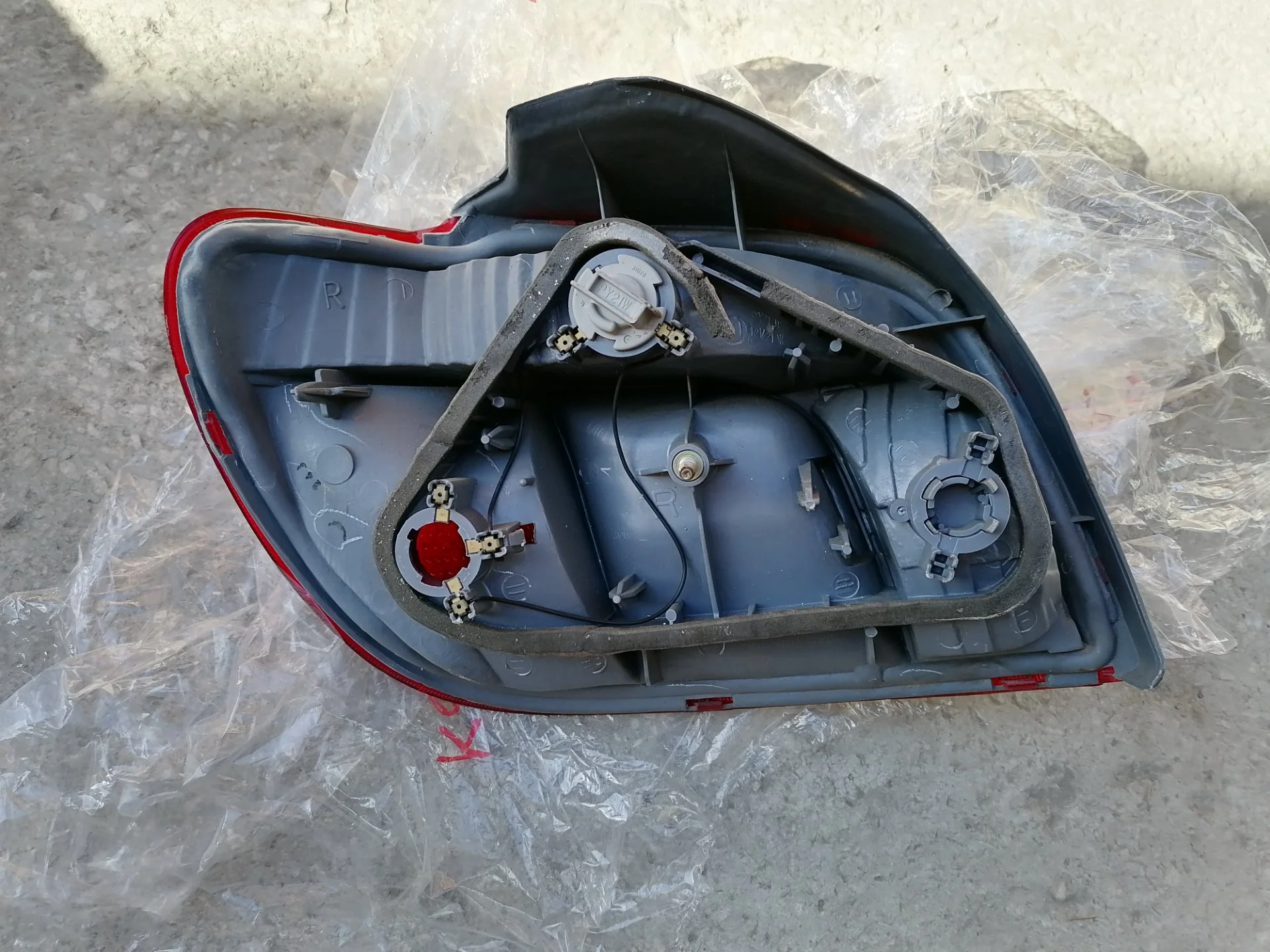 Фонарь задний правый Toyota Vitz RS - миниатюра 4