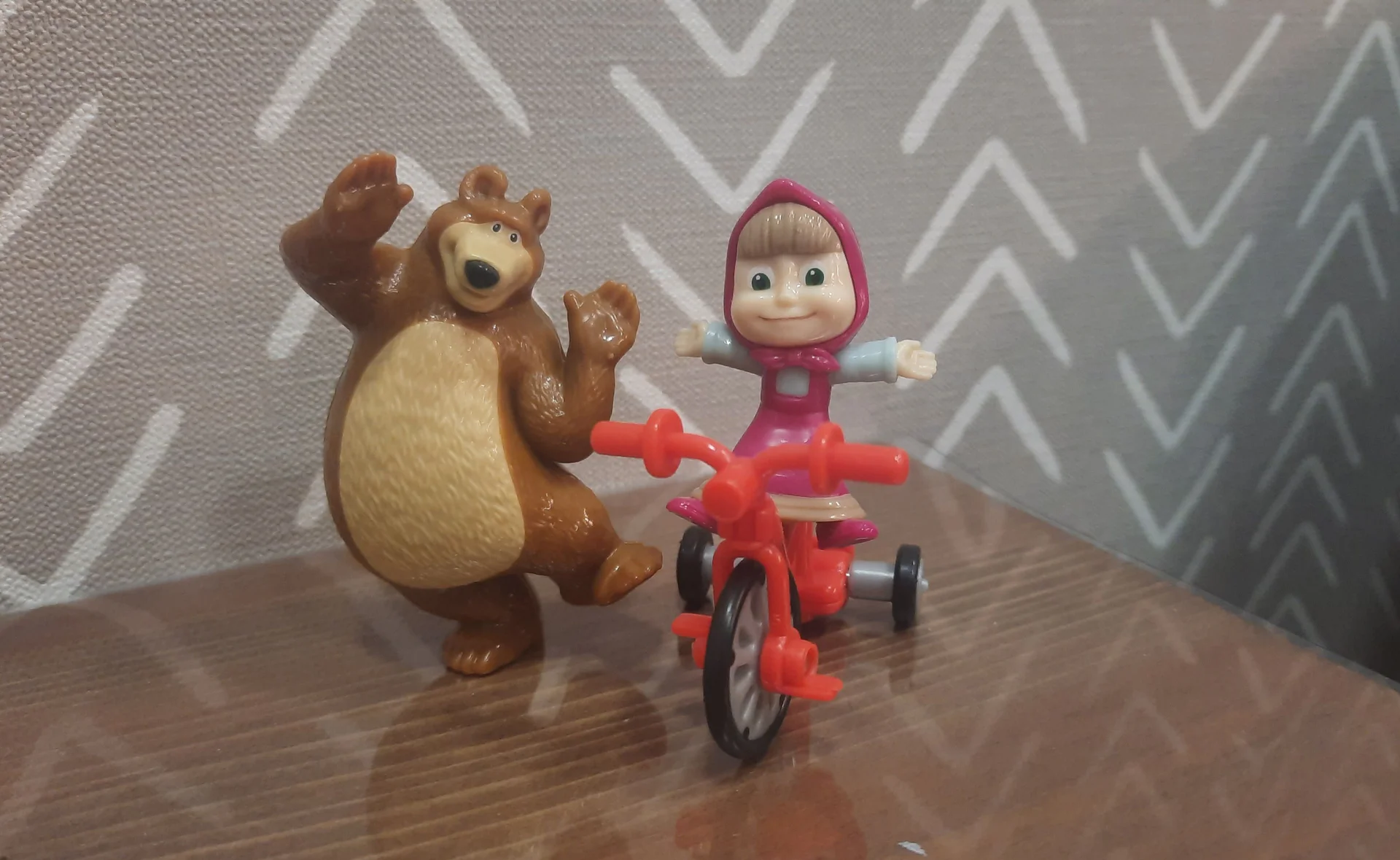 Игрушка из Киндера maxi Маша и Медведь - изображение 1