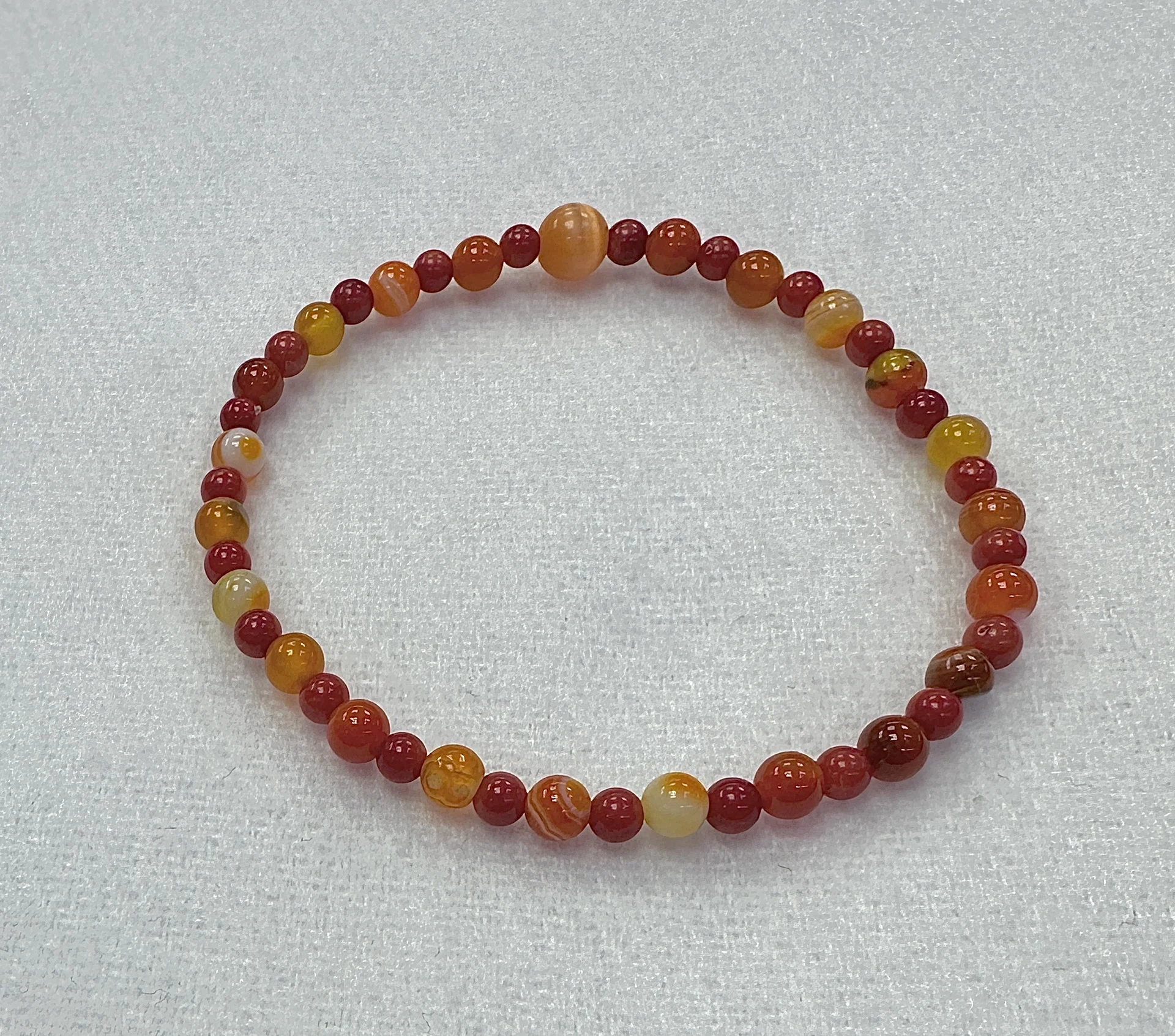 Браслет из,сердоликов, кораллов и кошачьего глаза - миниатюра 2