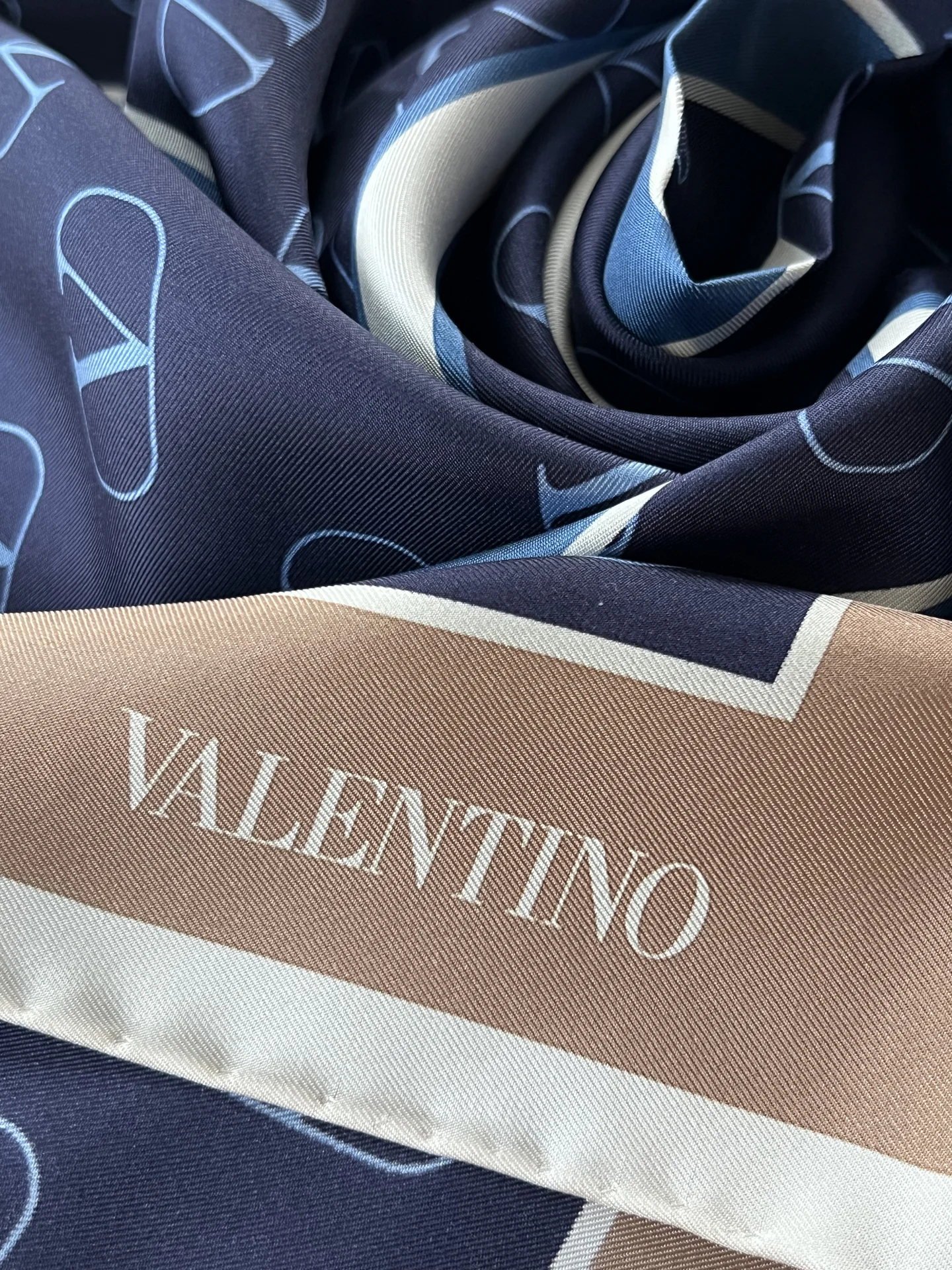 Платок из шелка Valentino оригинал