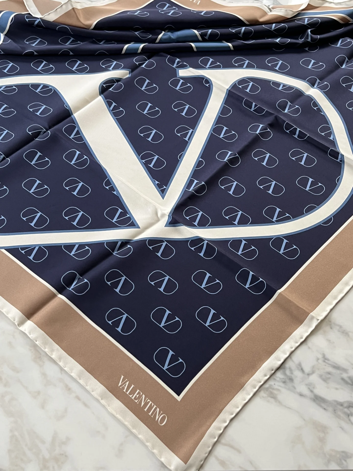 Платок из шелка Valentino оригинал - миниатюра 6