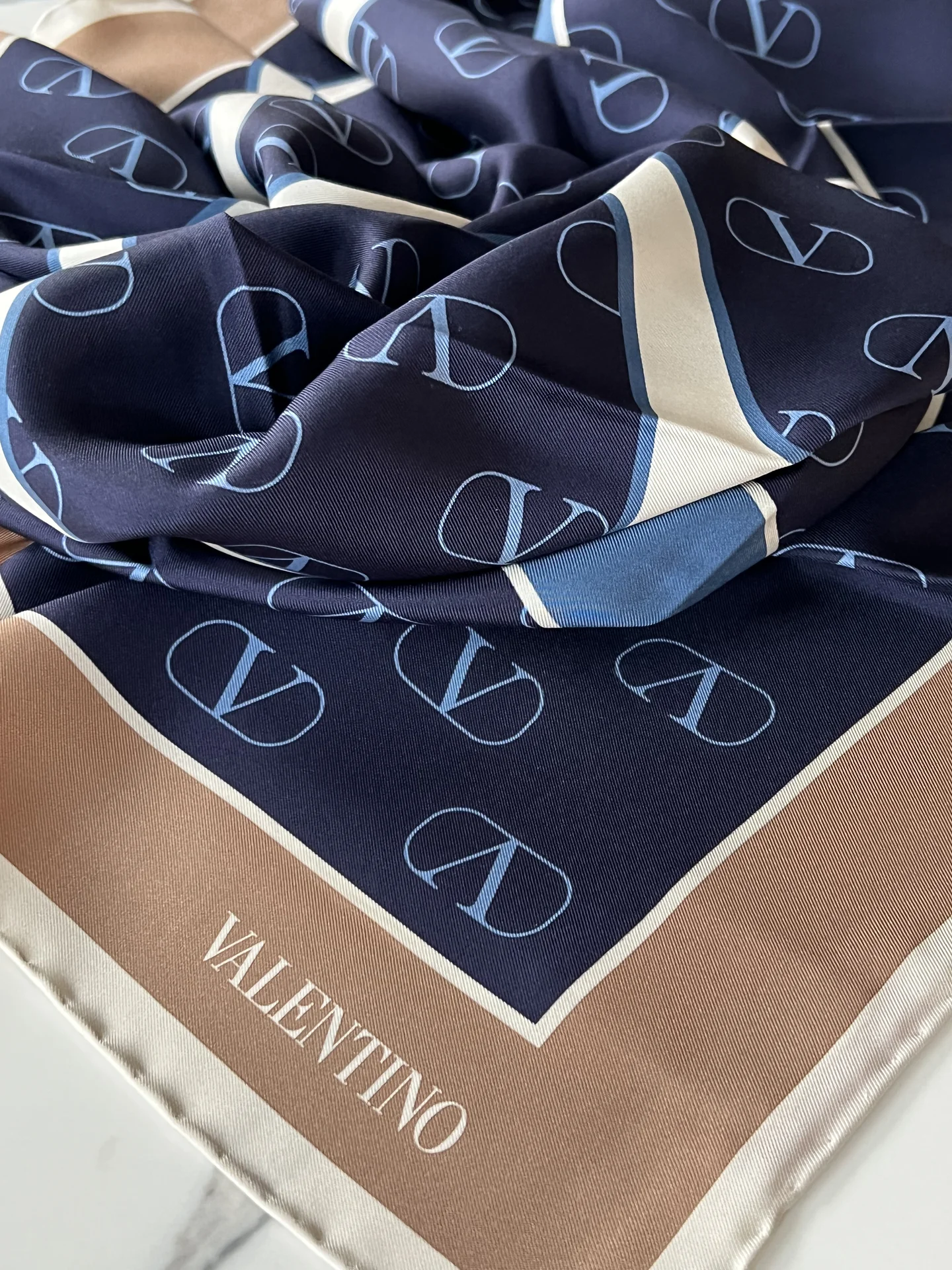 Платок из шелка Valentino оригинал - миниатюра 9