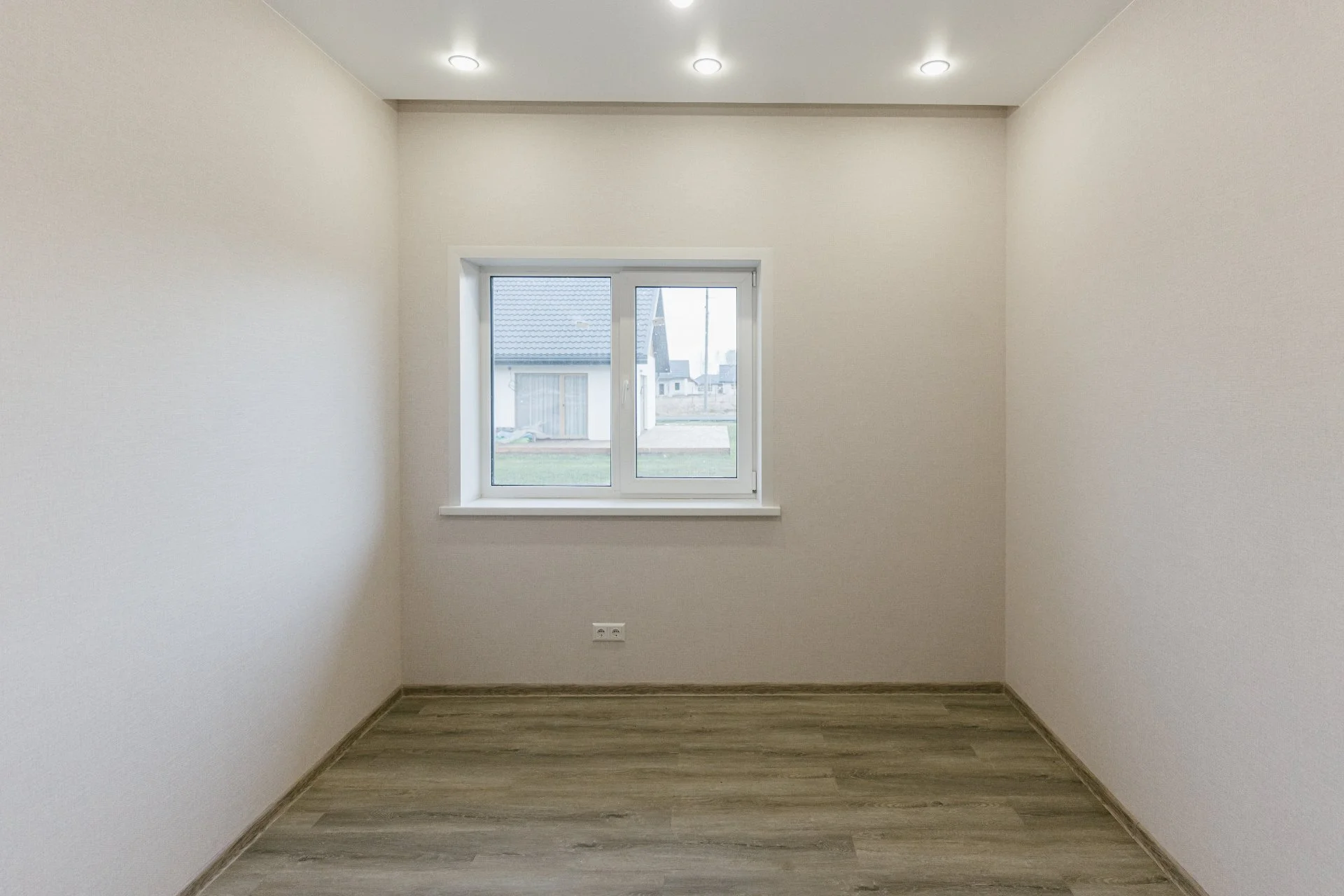 Готовый дом с ремонтом под ключ 75 м² + участок 7,4 соток - миниатюра 7