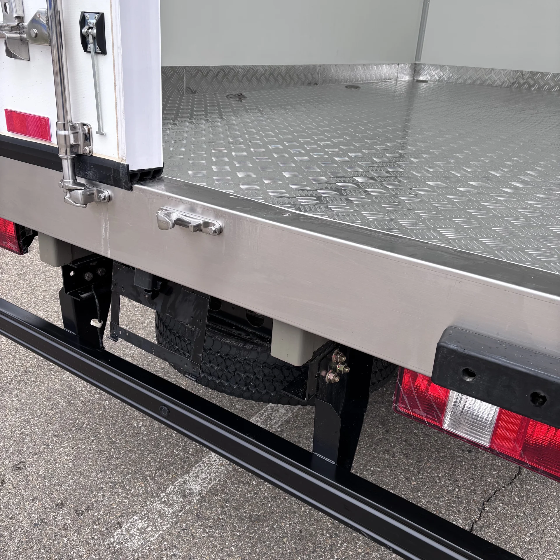 Isuzu Elf - миниатюра 8