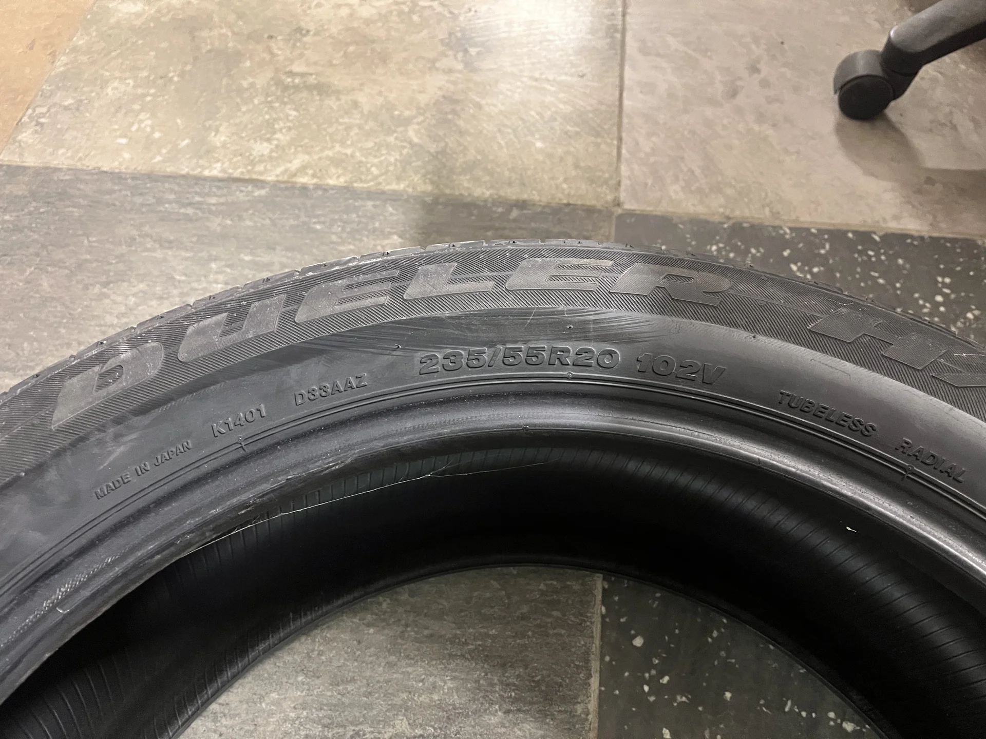 летние шины Bridgestone 235/55R20 - миниатюра 3