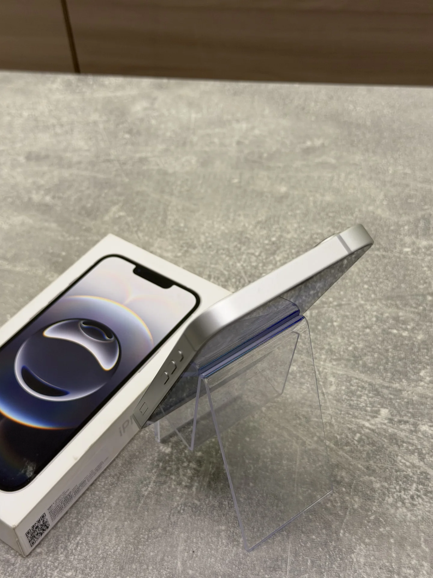 iPhone 16e 128GB White - миниатюра 3