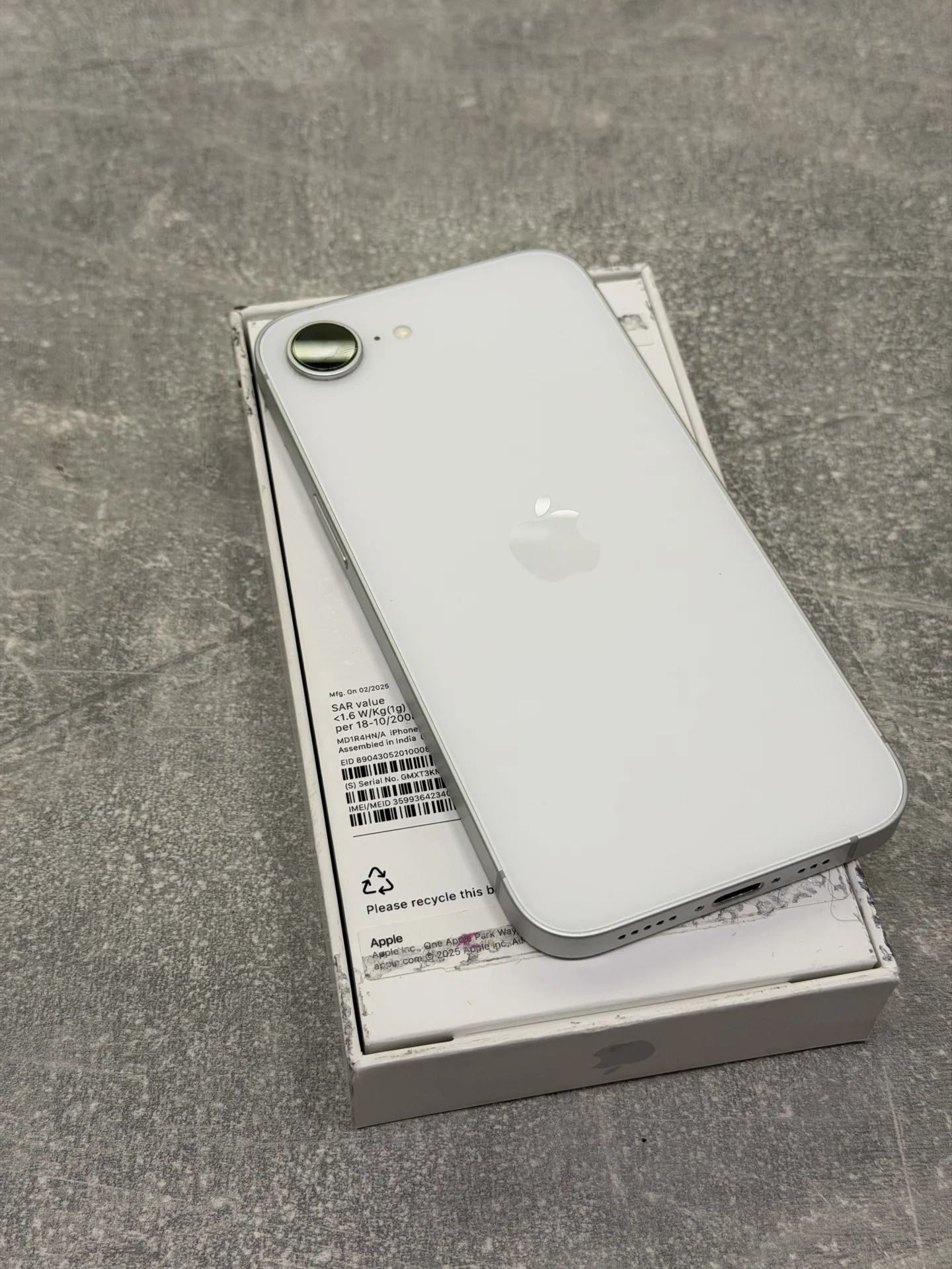 iPhone 16e 128GB White - миниатюра 6