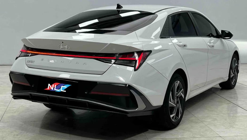 Hyundai Elantra 1.5L CVT LUX (Premium Edition) 2023 года - миниатюра 2