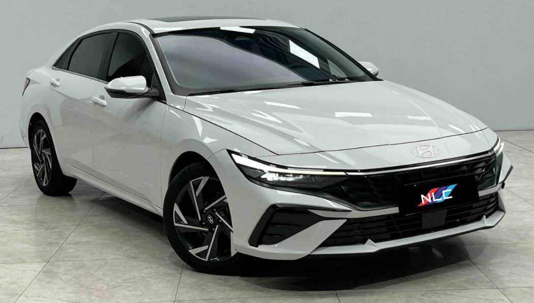 Hyundai Elantra 1.5L CVT LUX (Premium Edition) 2023 года - миниатюра 3
