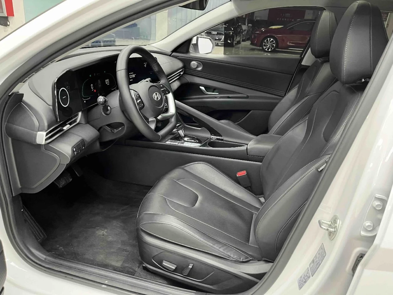 Hyundai Elantra 1.5L CVT LUX (Premium Edition) 2023 года - миниатюра 9