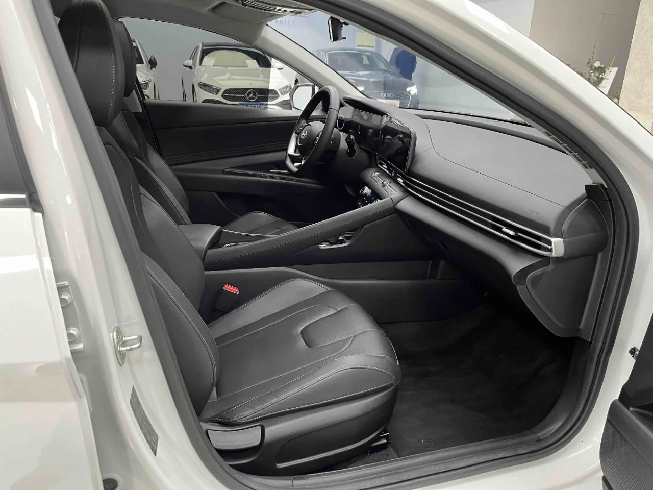 Hyundai Elantra 1.5L CVT LUX (Premium Edition) 2023 года - миниатюра 10