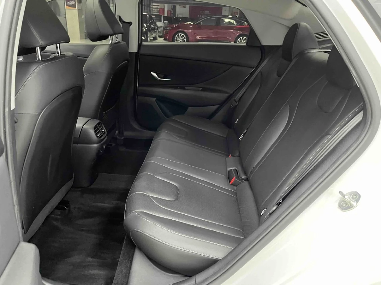 Hyundai Elantra 1.5L CVT LUX (Premium Edition) 2023 года - миниатюра 11