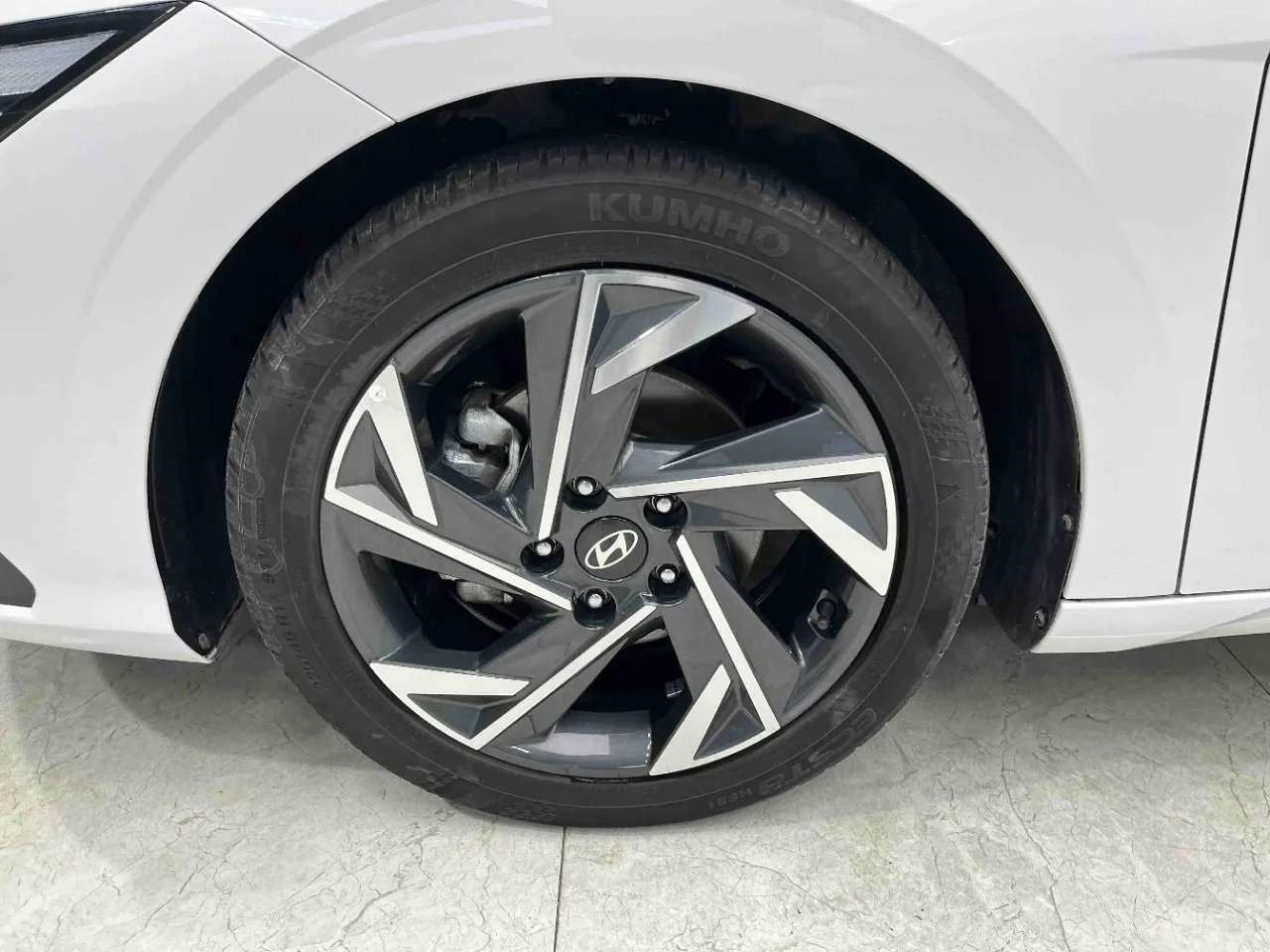 Hyundai Elantra 1.5L CVT LUX (Premium Edition) 2023 года - миниатюра 12