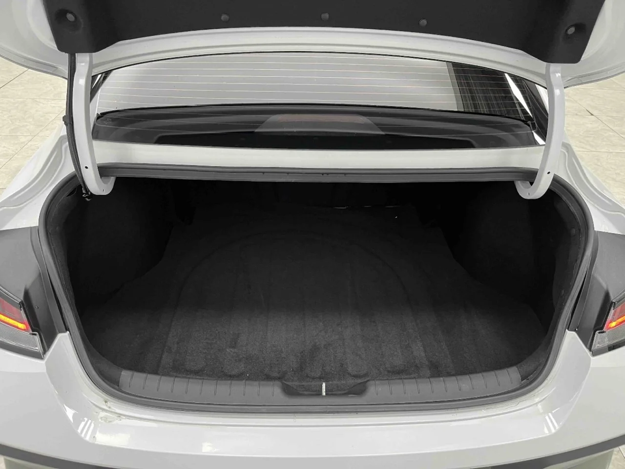 Hyundai Elantra 1.5L CVT LUX (Premium Edition) 2023 года - миниатюра 13