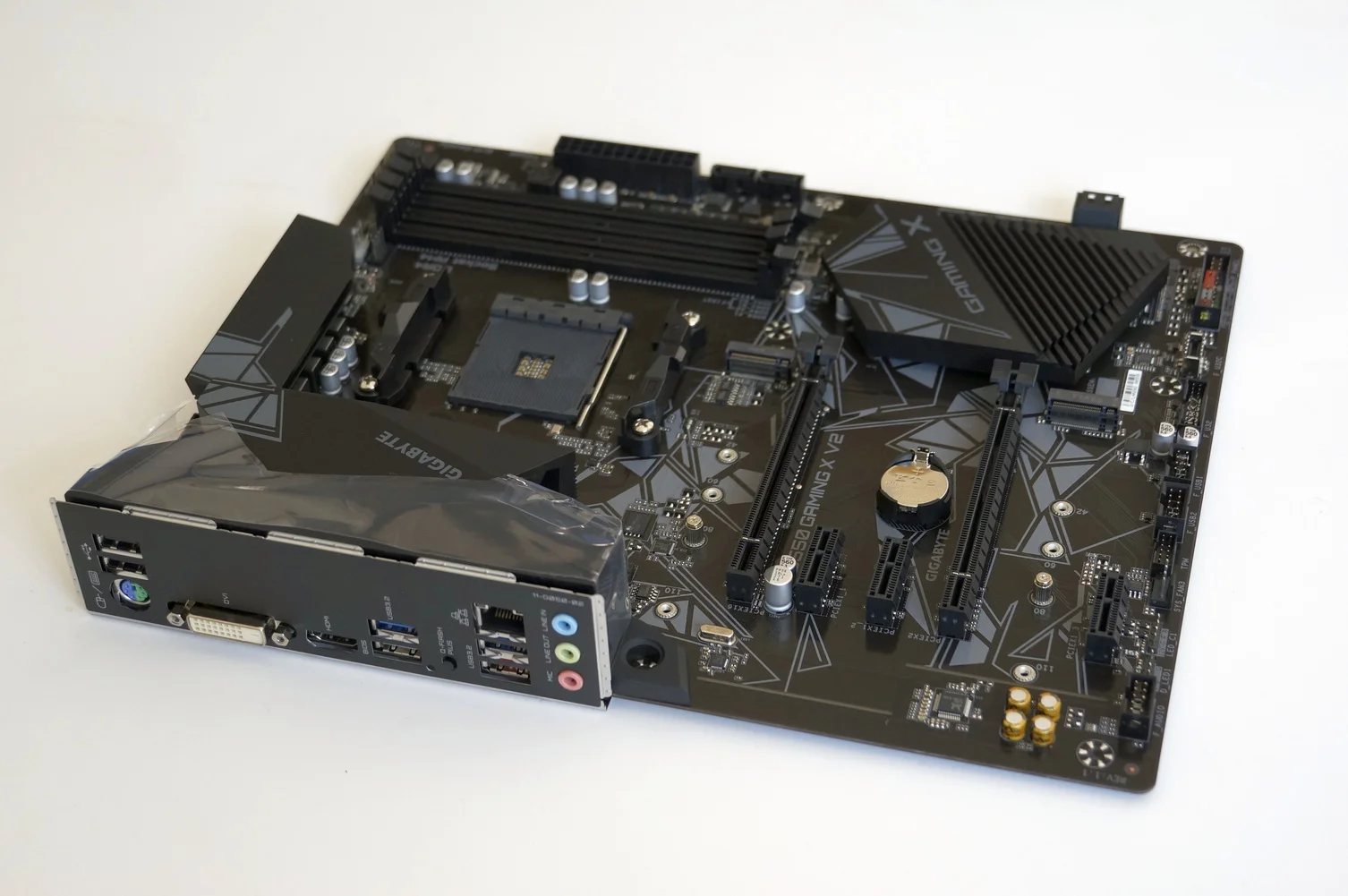 Материнская плата GIGABYTE B550 GAMING X V2 - изображение 1
